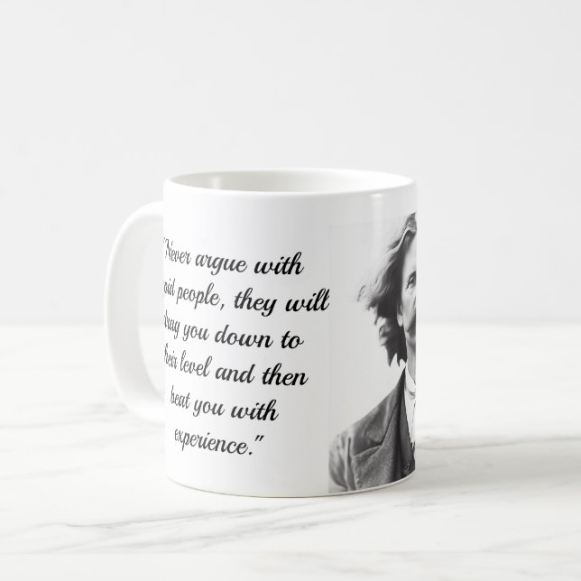 Tasse des Kaffees mit Mark Twain Zitat (Vorderseite Links)
