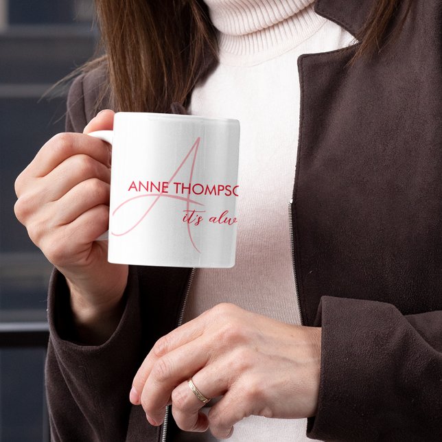 Tasse des Kaffees mit rotem Namen und Anfangsbuchs (Von Creator hochgeladen)