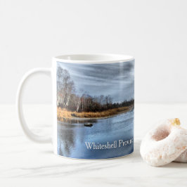 Tasse des Kaffees vom Herbst Whiteshell Fluss