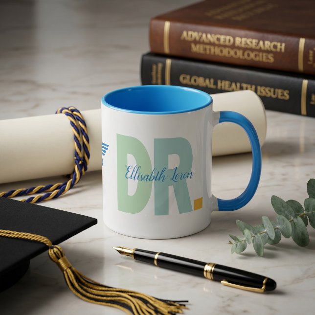 Tasse des personalisierten Doktors des Abschlusses (Personalized Doctor PhD Graduation Mug - Custom Two-Tone Dusty Green Coffee Cup with DR. & Family Na)