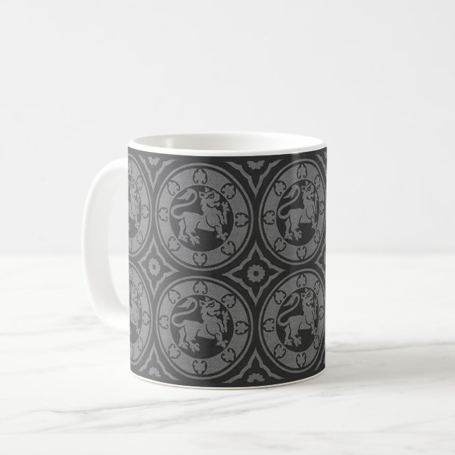 Tasse des Schwarzen Mittelalters (Vorderseite Links)