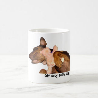 Tasse-Dobermann Hund, der mit Teddybären schläft Tasse