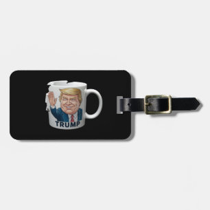 Tasse eines Kaffees mit Trump Gepäckanhänger