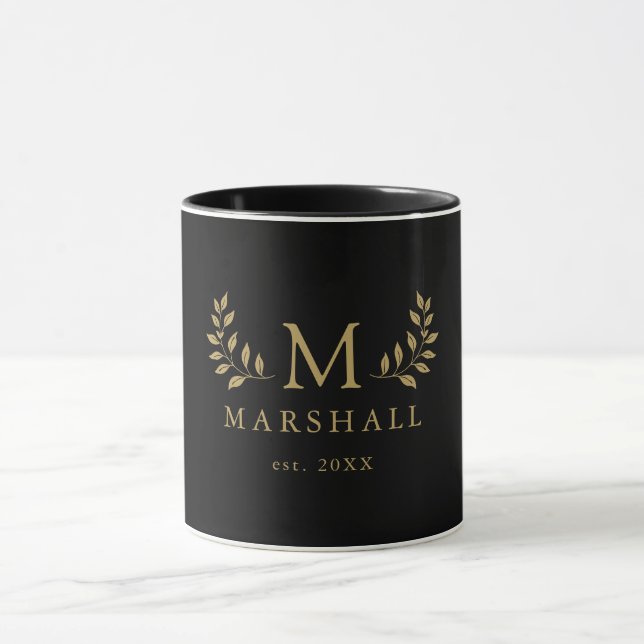 Tasse für Monogram-Familienname in Schwarz und Gol (Zentrum)