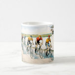 Tasse für Vintage Fahrradrennen<br><div class="desc">Unsere Vintage Geschenkidee für Fahrradfans mit dem Titel "Radler in einem heißen Finale" zeigt die künstlerische Darstellung eines nahen Laufes eines Radrennen durch den Künstler John Cameron. Alle Radfahrer sind sportlich, sportlich, sportlich, sportlich, sportlich, sportlich und alle sehen entschlossen aus, auf ihren Vintagen Fahrrädern zu gewinnen. Rechts von den Bikern...</div>