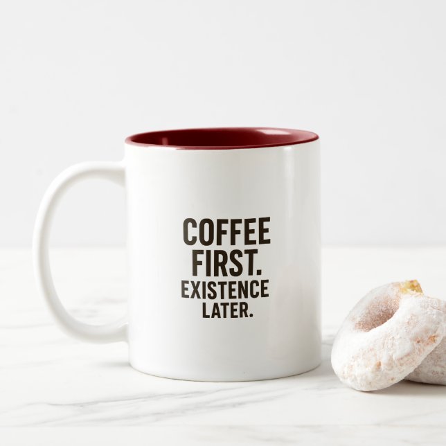 Tasse „Kaffee zuerst, Existenz später“ – Kaffeinei (Mit Donut)