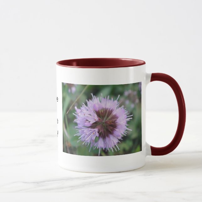 Tasse lila Blume mit schwarzem Text: schöner Tag (Rechts)