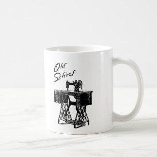 Tasse mit altmodischer Nähmaschine mit Fußantrieb