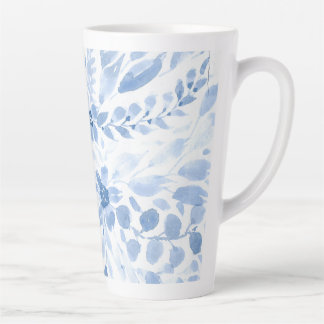 Tasse mit blauen und weißen Blume