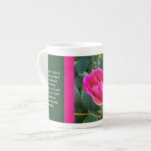 Tasse mit Blumen, Rosa Rose Korinthian Verse auf d