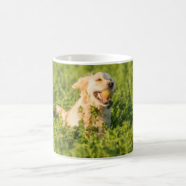 Tasse mit dem Bild des Goldenen Retriever im Feld