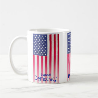 Tasse mit der Flag-Meldung "Support Democracy"