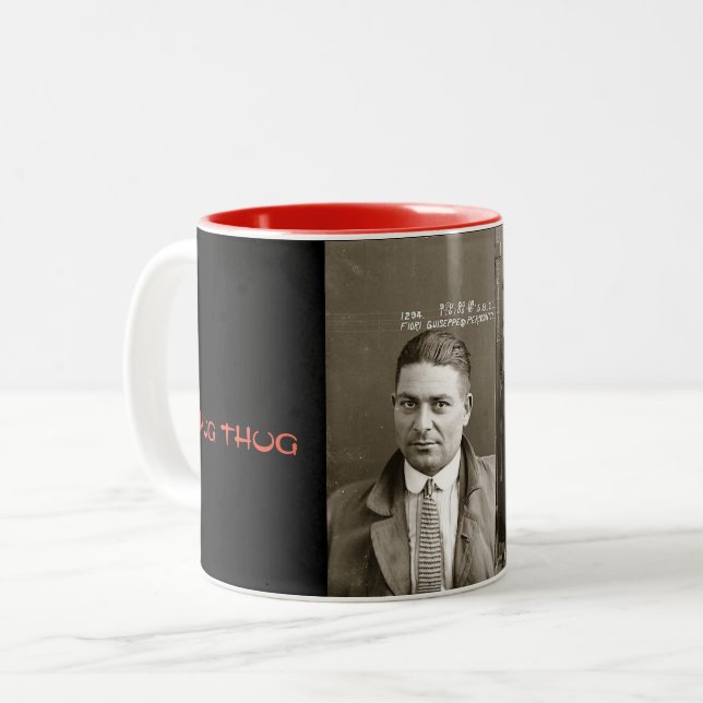 Tasse mit einem Schläger (Vorderseite Links)