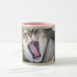 Tasse mit Fotografie einer gähnenden Tabbykatze