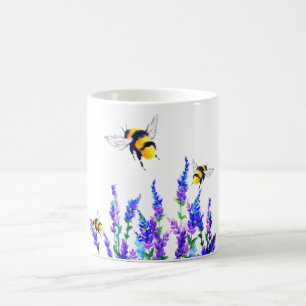 Tasse mit Frühlingsblumen und Bienen fliegen