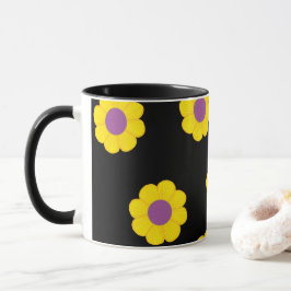 Tasse mit gelben Blumen auf schwarzem Hintergrund
