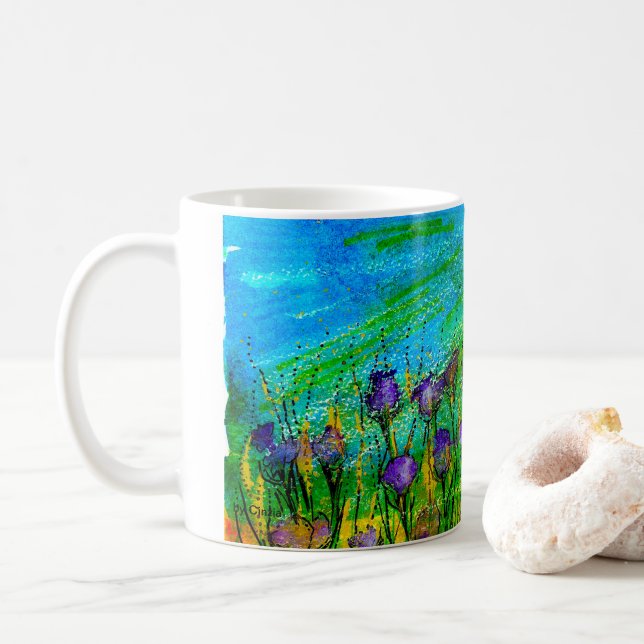 Tasse mit handbemalten surreal violetten Blumen (Mit Donut)