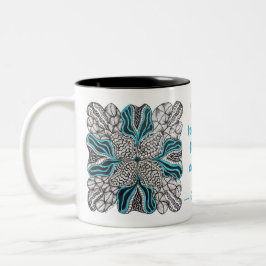 Tasse mit handgezeichnetem Doodle-Design und blaue