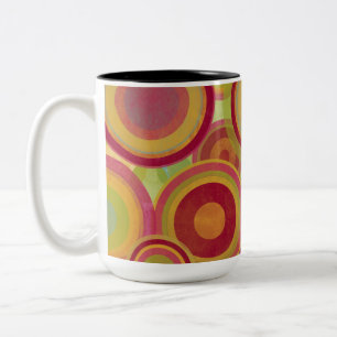 Tasse mit hellen, farbenfrohen Ringen und Kreisen