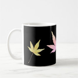 Tasse mit Herbstlaub