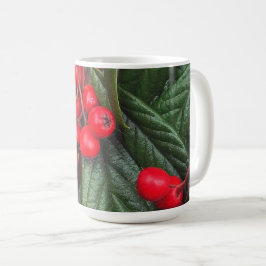 Tasse mit herbstlichen, roten Vogelbeeren