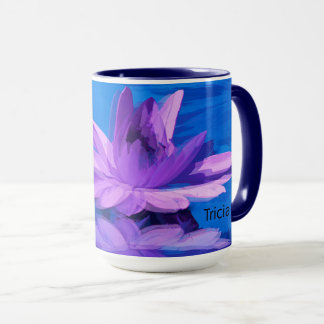 Tasse mit lila Wasserlilie auf Blau