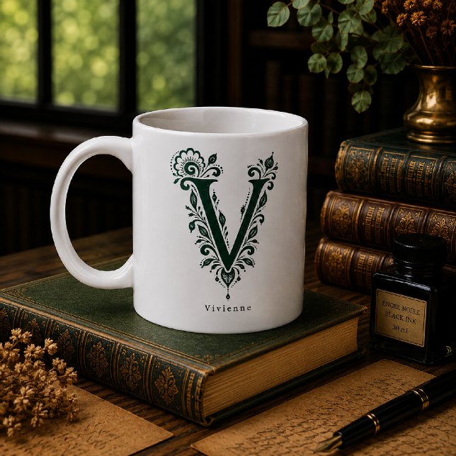 Tasse mit Linolschnitt-Buchstabe V und personalisi (Von Creator hochgeladen)