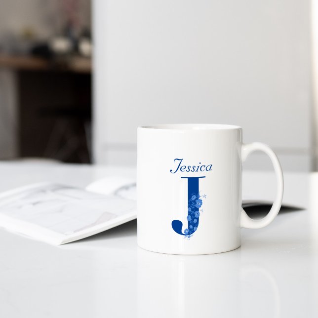 Tasse mit Monogramm Floral Letter J (Von Creator hochgeladen)