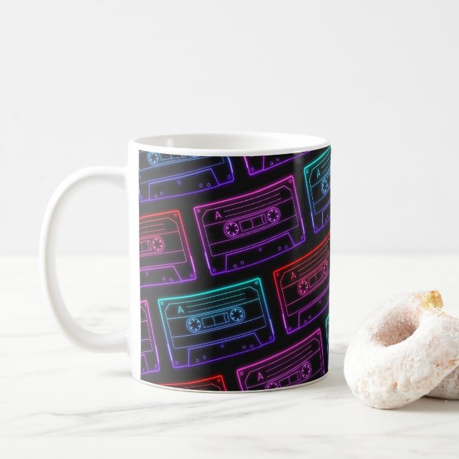 Tasse mit Neon Multicolor-Kassettenmuster (Mit Donut)