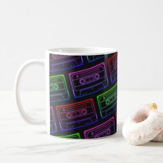 Tasse mit Neon Multicolor-Kassettenmuster (Mit Donut)