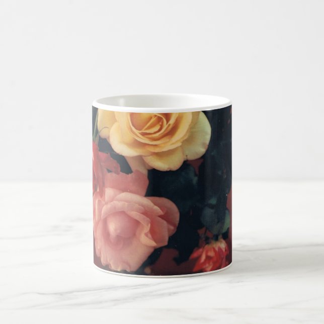 Tasse mit Riesenmuster der Rose (Mittel)