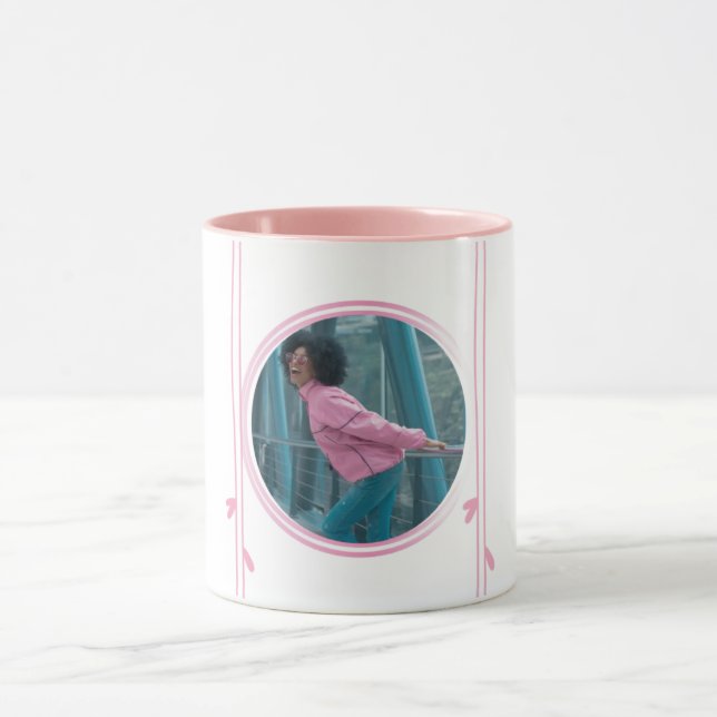 Tasse mit rosa Touch und benutzerdefiniertem Foto (Zentrum)