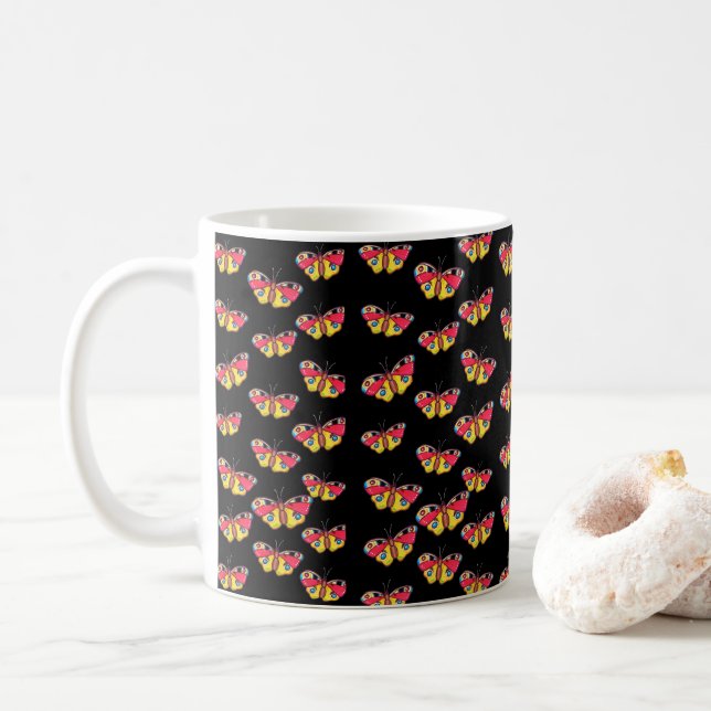 Tasse mit Schmetterlingen auf schwarzem Hintergrun (Mit Donut)