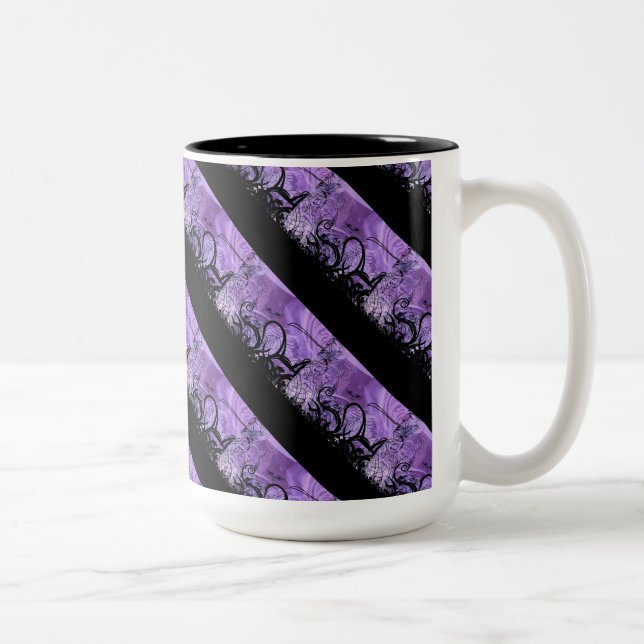 Tasse mit schwarzem und Lila gestrichenem Muster (Rechts)