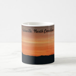 Tasse mit Sonnenuntergang in den Bergen