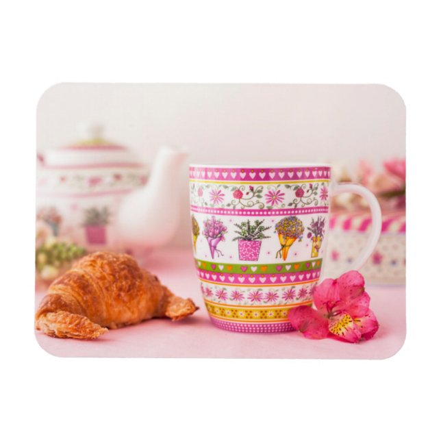 Tasse mit Tee, Croissant und Blume Magnet (Horizontal)
