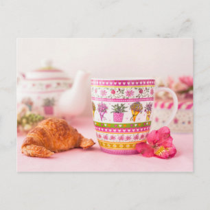 Tasse mit Tee, Croissant und Blume Postkarte