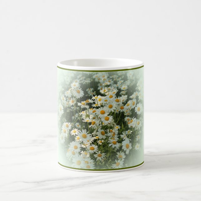 Tasse mit weichen gerahmten Gänseblümchen (Mittel)