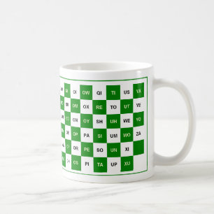 Tasse mit zwei Buchstaben in grün und weiß