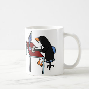 TASSE: Niedlicher lustiger Penguin, der an Tasse