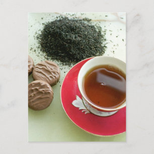 Tasse schwarzen Tees mit Schokoladenkeksen Postkarte