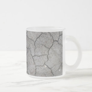 Tasse: Trockener rissiger grauer Lehmboden. Mattfi Mattglastasse