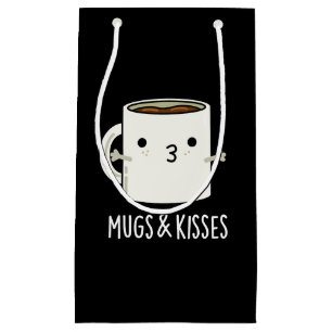 Tasse und Kisses Funny Mug Pun Dark BG Kleine Geschenktüte