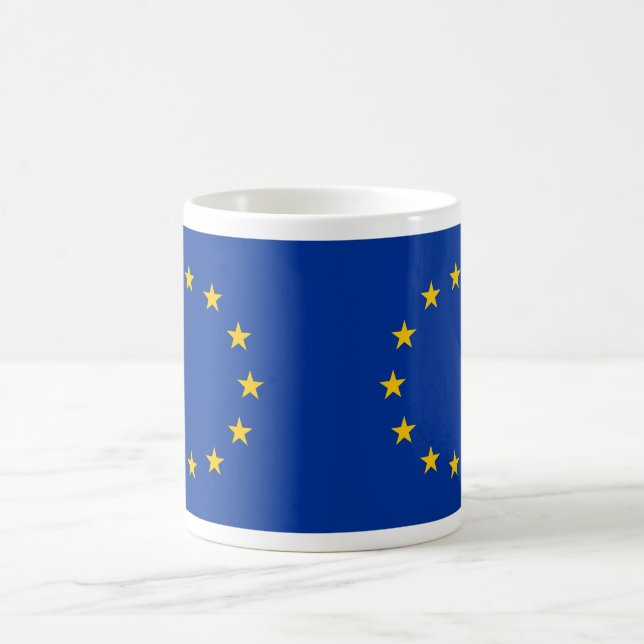 Tasse unter der Flagge der europäischen Gewerkscha (Mittel)