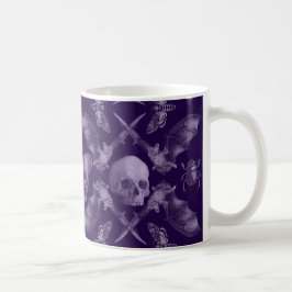 Tasse von Knochen und Fledermäusen