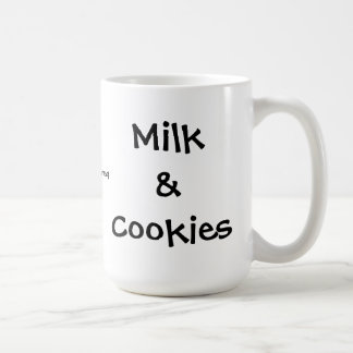 Tasse von Milch und Cookies