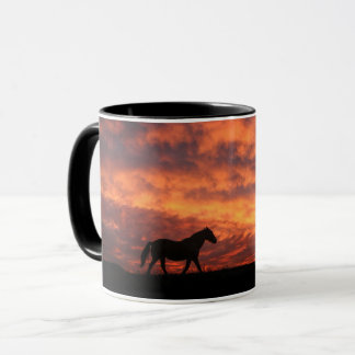 Tasse von Pferden und Sonnenaufgang