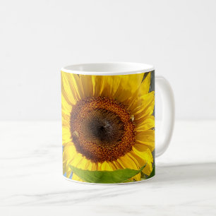 Tasse von Sonnenblumen und Bienen
