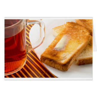 Tasse von Tee und Toast mit Butter