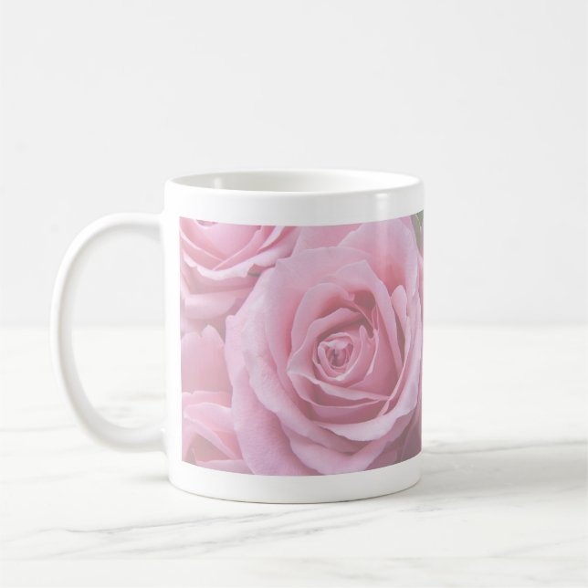 Tasse von weichrosa verblassten Rose (Links)